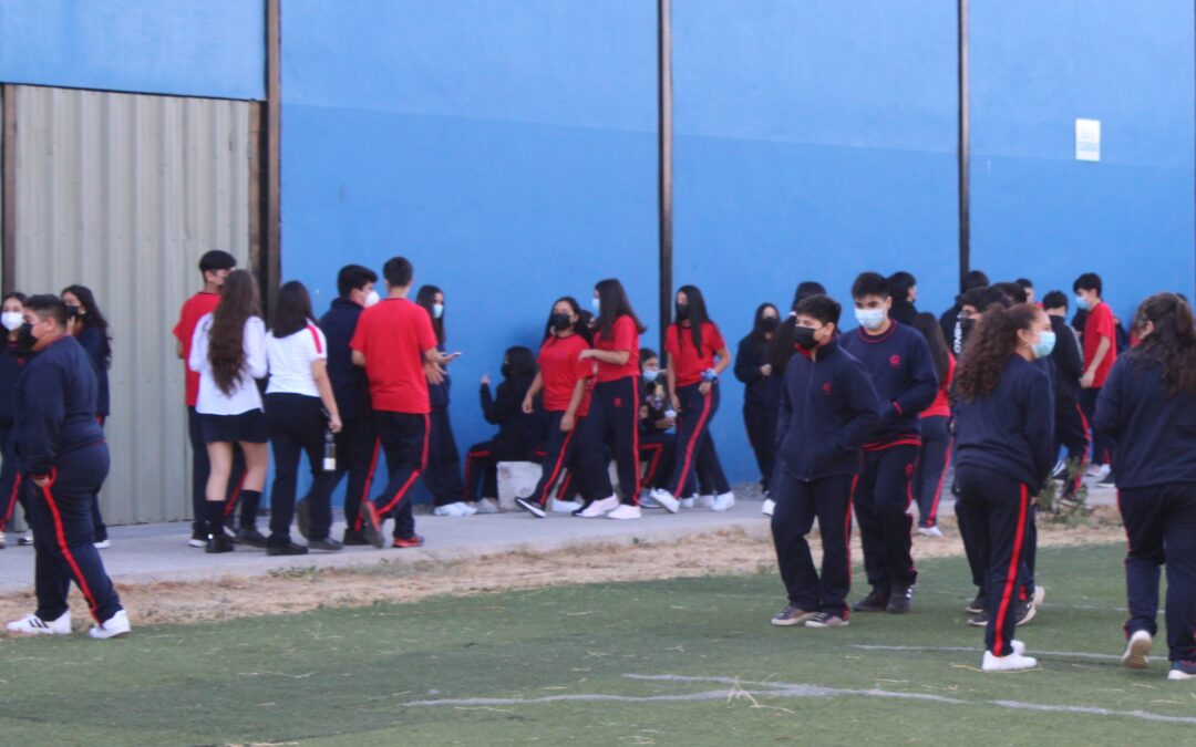 NUESTROS APODERADOS EVALÚAN EL REGRESO A CLASES PRESENCIALES.