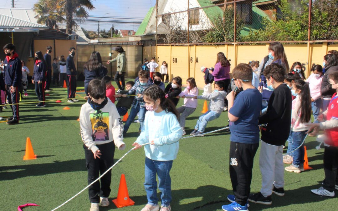 ENSEÑANDO JUEGOS TRADICIONALES A LOS ALUMNOS