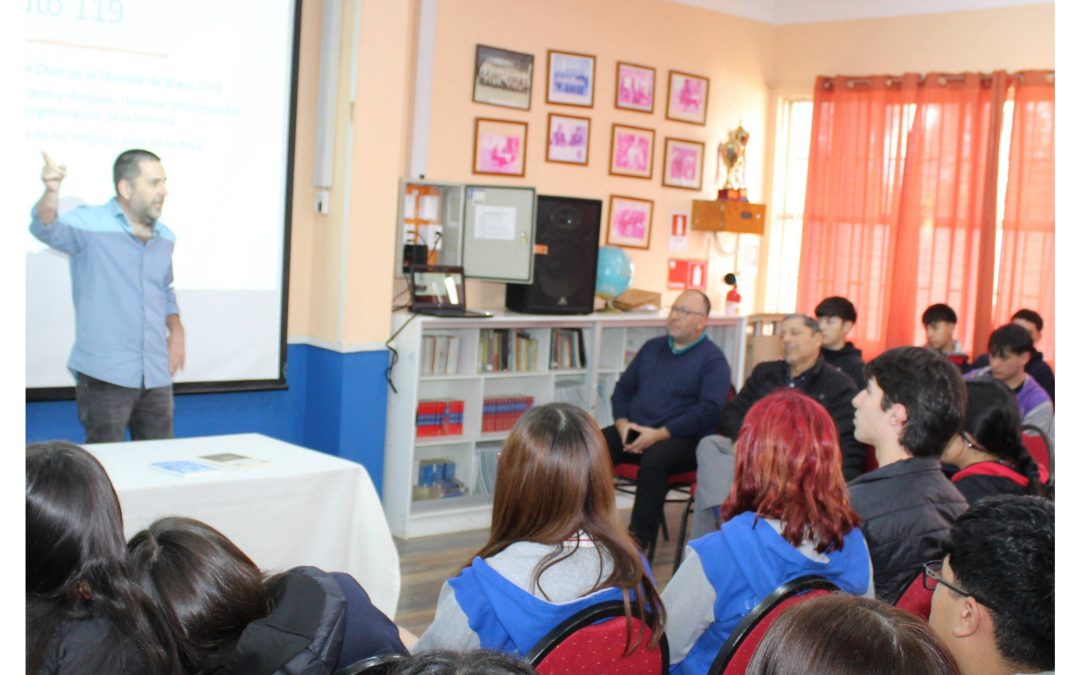 DESTACADO ESCRITOR NACIONAL VISITÓ NUESTRO COLEGIO